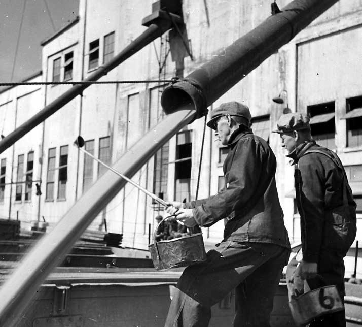 Samplers testing the grain being loaded onto ships