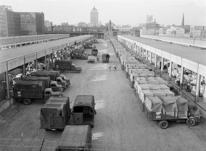 CN express and freight trucks, Bonaventure Station
