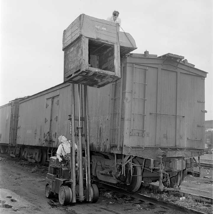 Staff using an express reefer to (un)load freight car