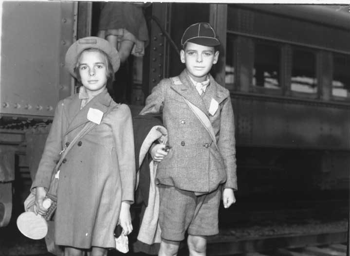 Two young evacuees from Great Britain, Bonaventure Station