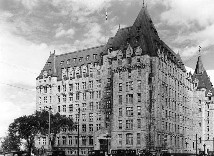 Exterior view of the Justice Building on Wellington St.