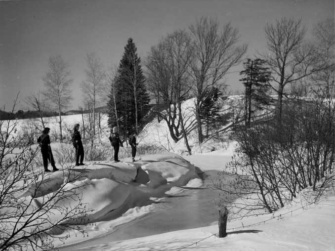 Cross-country skiing by a riverbank at Saint-Sauveur-des-Monts