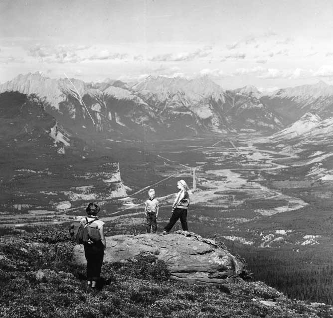 Hikers viewing the Athabasca River Valley