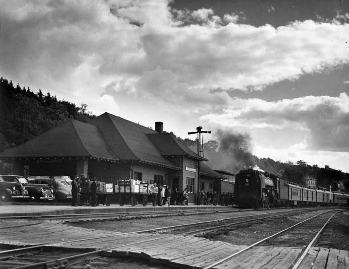 Passengers on the platform of the Huntsville Station