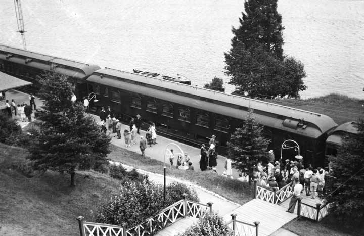 A train arrives at the Highland Inn station, Algonquin Park
