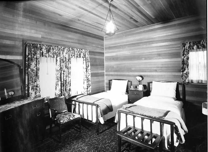 Bedroom inside the Minaki Lodge
