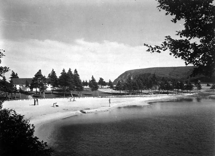 Freshwater Lake and bath house