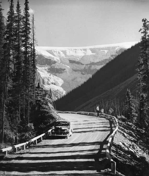 Tourists stopping to take in the Columbia Icefield Drive scenery, Rowed