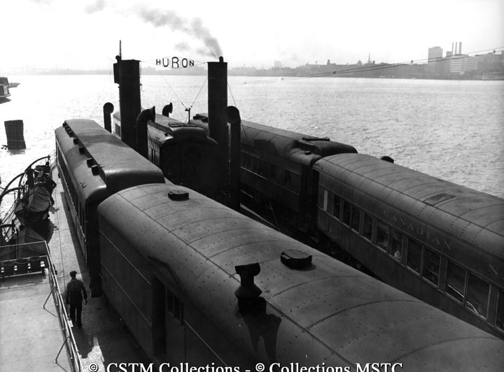 Railway cars onboard the train ferry S.S. Huron, between Windsor and Detroit
Des wagons de chemin de fer à bord du  traversier ferroviaire S.S. Huron, entre Windsor et Détroit