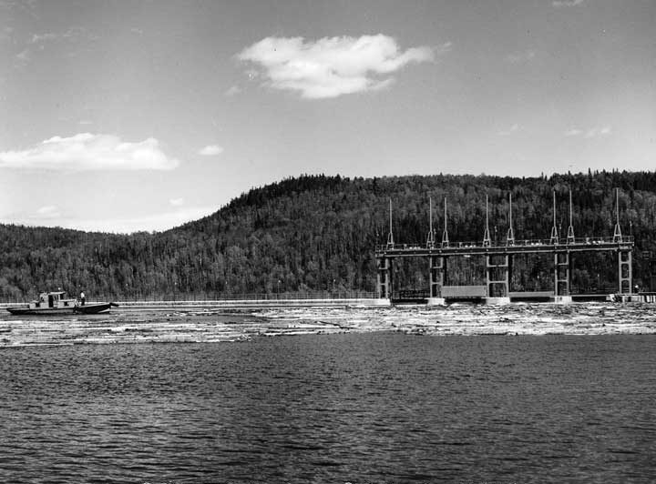 Quebec dam - Log Chute - Rapide-Blanc