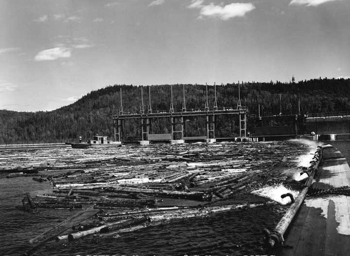 Quebec dam - Log Chute - Rapide-Blanc