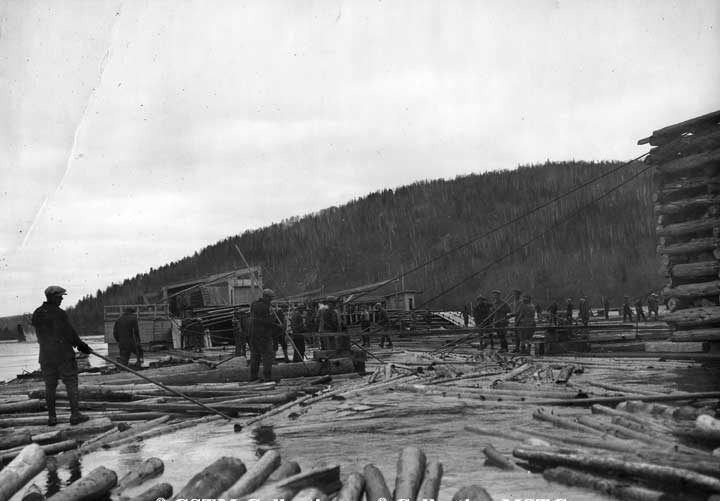 Sorting logs at La Tuque
