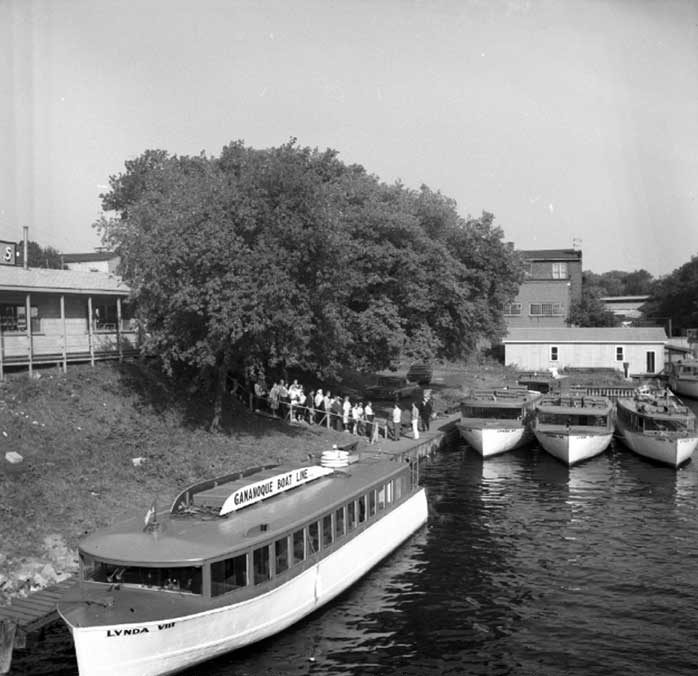 Tourists lining up to take a Thousand Islands boat cruise
