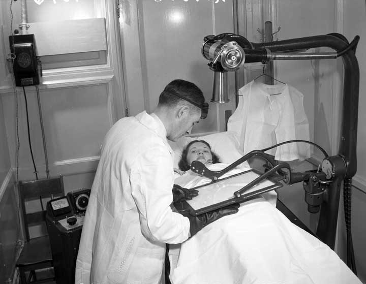 Visualization of stomach by means of barium meal and fluoroscopic attachment to the X-ray machine