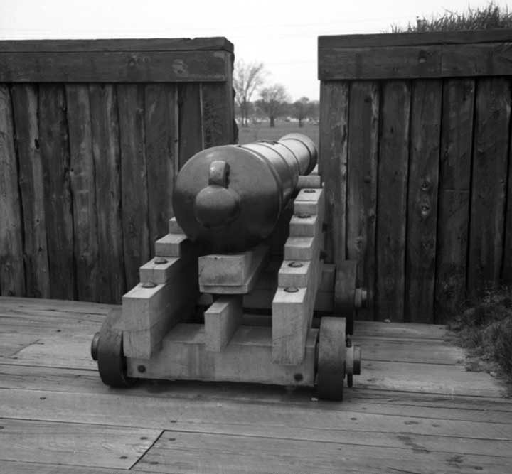 Back view of a front loading canon, Fort George