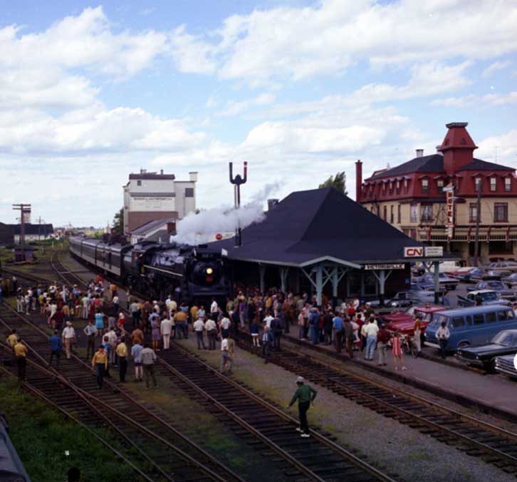 Crowds gathered to see locomotive no.6218 pull into Victoriaville for the last time