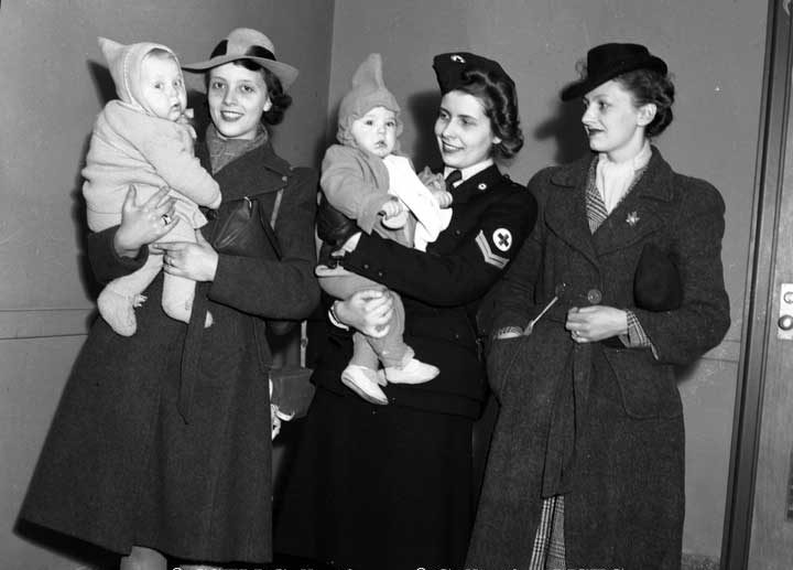 War record - Mothers and babies, wives of overseas men return to Montreal