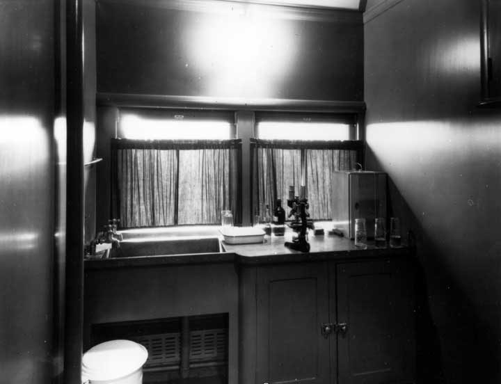 Medical clinic car, Moncton - laboratory
