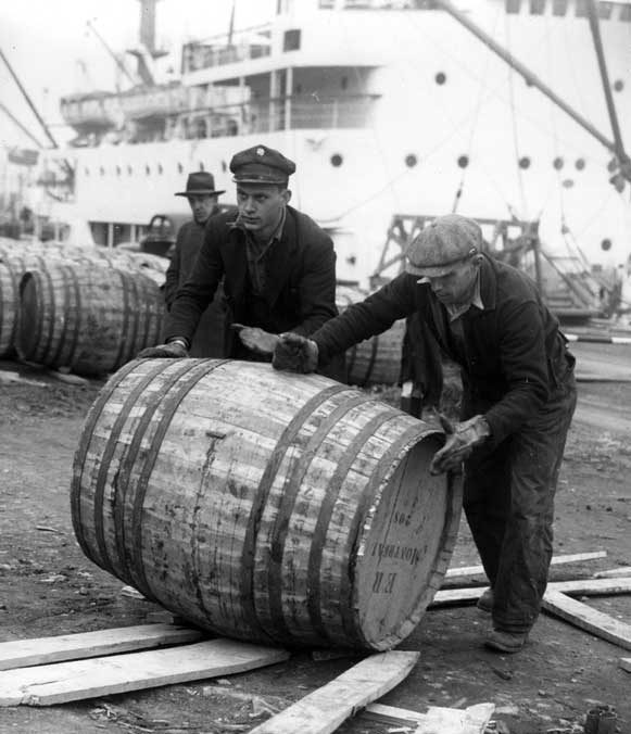 C.N.S.S. - Challenger unloads molasses - Montreal