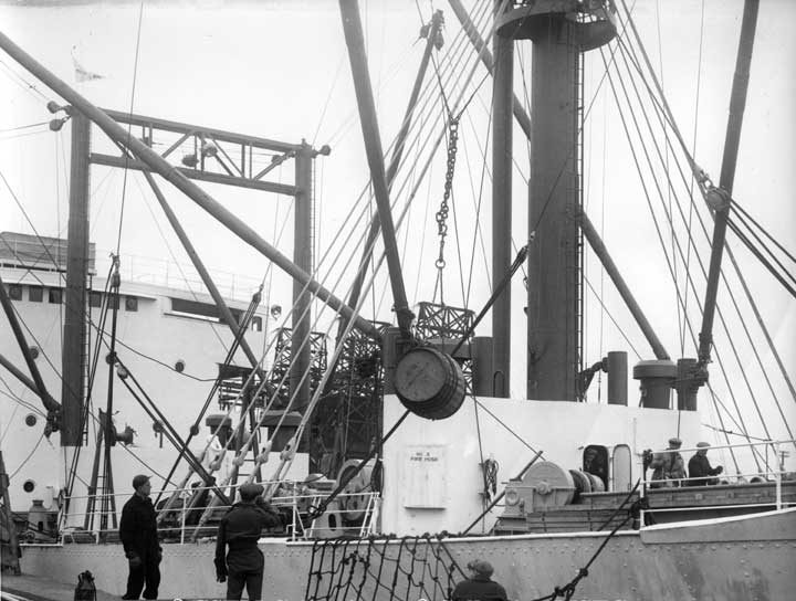 C.N.S.S. - Challenger unloads molasses - Montreal