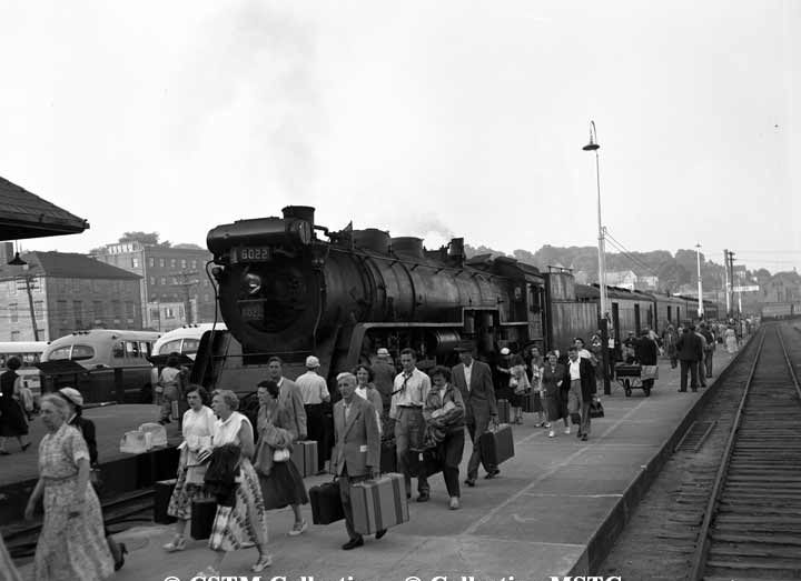 CNR Portland - passengers leaving trains for buses to beaches