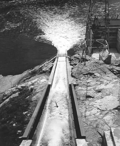 Log chute, Rapid-Blanc Dam