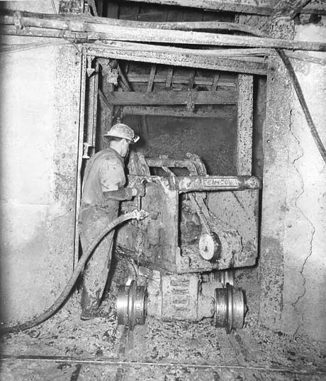 Asbestos Mine : beginning of a new drift in the new underground workings