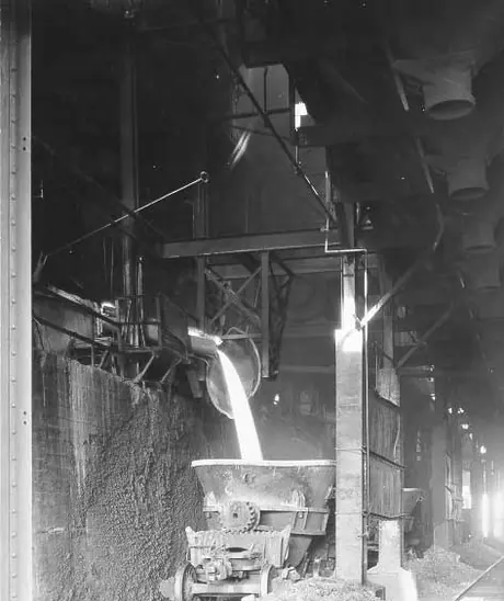 Mond Nickel Company, Frood Mine : pouring slag