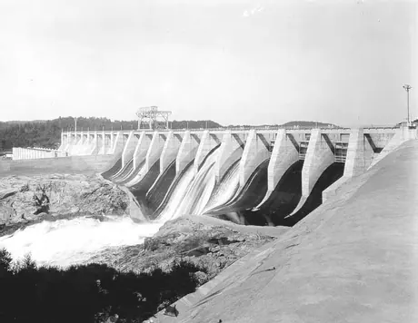 Spillway and power house, Chute-à-Caron, Lac-Saint-Jean