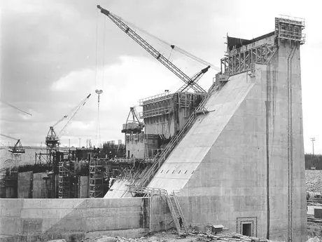 Construction of Kettle hydro-electric generating station