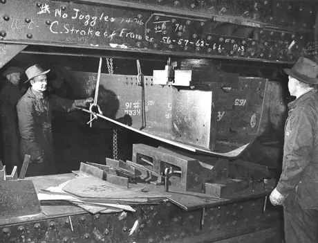 Prince Rupert dry dock and shipyard : stamping bow plates for 10,000-ton [10 160-tonne] freighter under construction