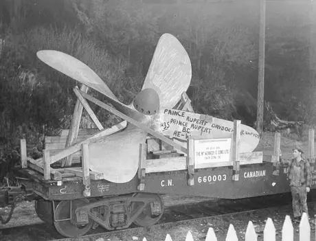 Prince Rupert shipyard : huge propeller for 10,000-ton [10 160-tonne] freighter under construction