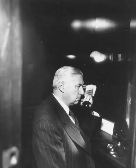 General manager of CN Telegraph speaks over radio-telephone from moving train