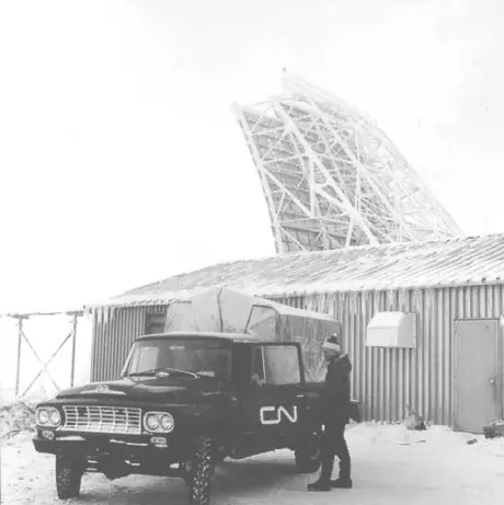 Parabolic radio antennas, tropospheric scatter relay station