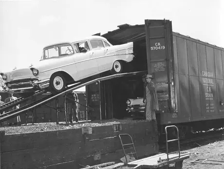Unloading a bi-level automobile transporter