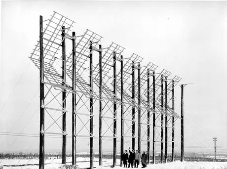 Corner reflector radio antennas - Canadian National Telecommunications