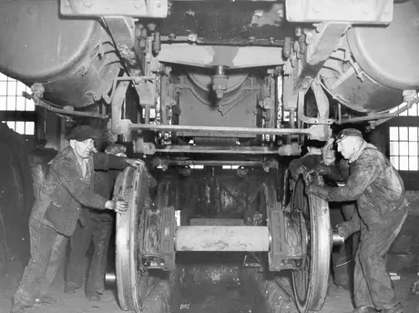 Removing driving wheels from underneath a steam locomotive, Fort Rouge Shops