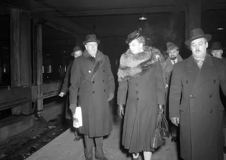 Mrs. Eleanor Roosevelt, former first lady of the United States, at Montréal's Central Station