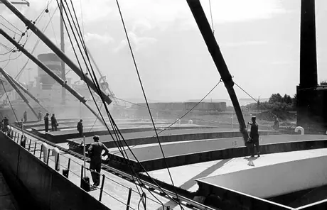 Loading grain onto a ship