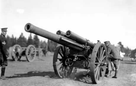 Soldiers operate a gun at a WWI training camp