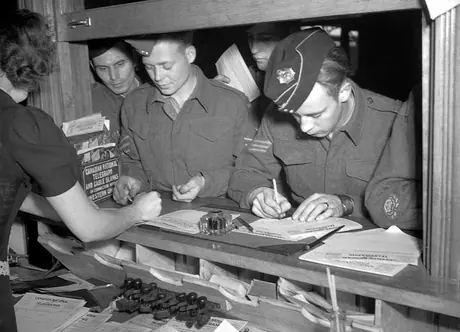 Soldiers send telegrams at Bonaventure Station