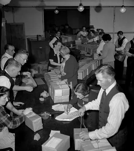 CNR employees address and tie Christmas parcels to be sent to fellow employees serving overseas