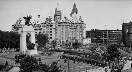 President Roosevelt arrives at the National War Memorial (formerly the Cenotaph)