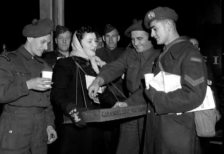 Returning soldiers receive refreshments at Bonaventure Station