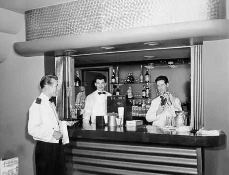 Le Pavillon, bar room service at Hôtel de LaSalle