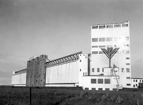 Grain elevators in Prescott