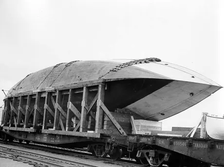 A boat on a Canadian National Railways flat car being transported from Québec to North Bay, close up view