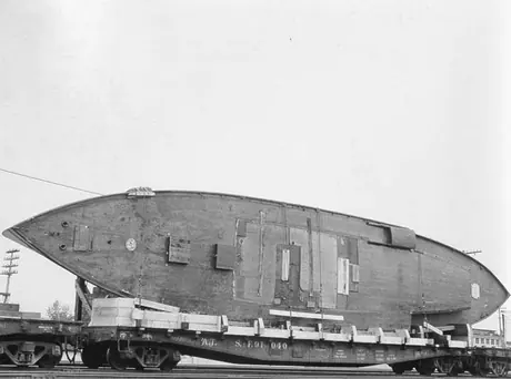 A Canadian National Railways flat car transporting a boat from Québec to North Bay