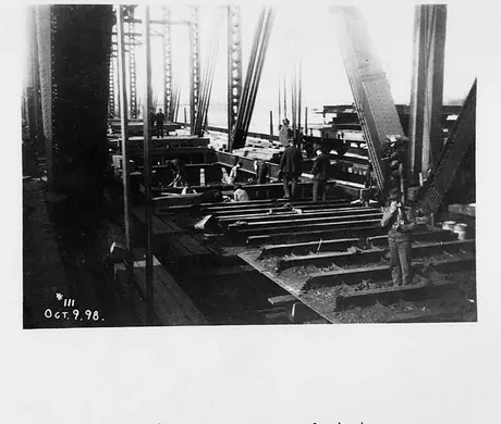 Victoria Bridge reconstruction: removing the floor of the original tube bridge