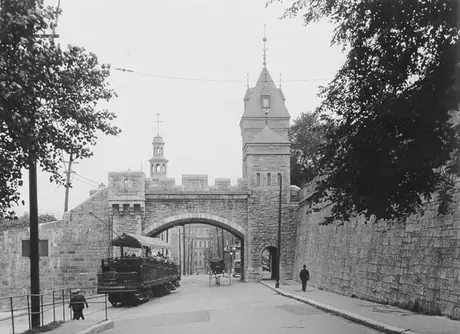 A street railway car enters the old walled city of Québec through the Kent Gate